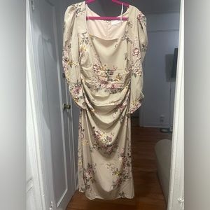Floral midi dress, square neckline, ruched bodice. Side slit. Long puff sleeves